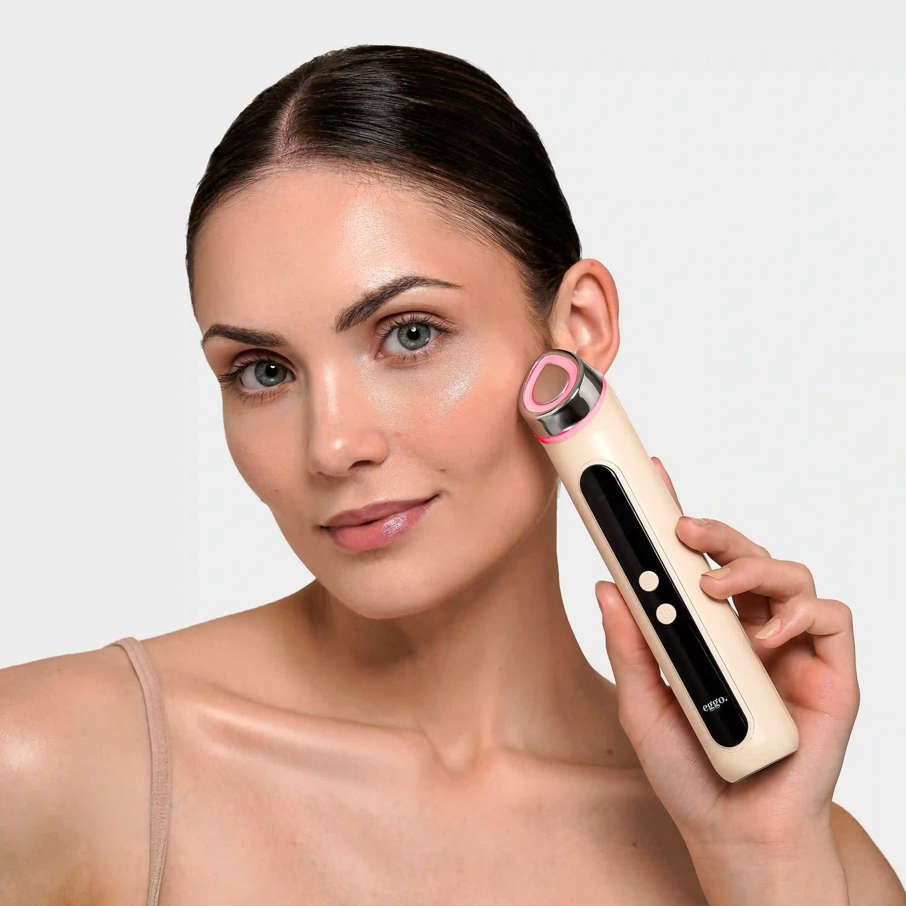 Ta lepotni pripomoček je tihi luksuz v negi obraza in skrivnost sijoče kože Hailey Bieber